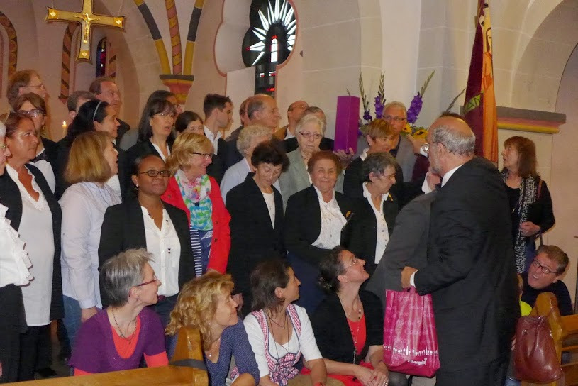 Gruppenbild beider Chöre in der Kirche St. Peter