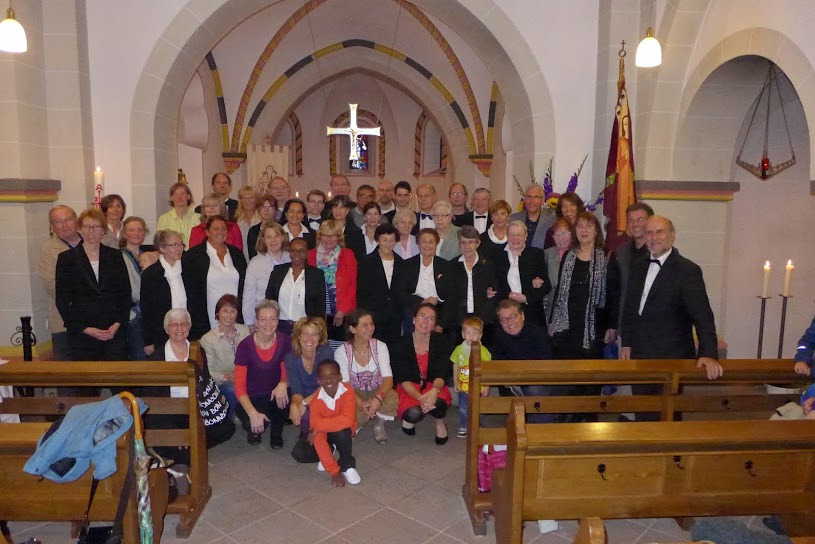 Gruppenbild beider Chöre in der Kirche St. Peter